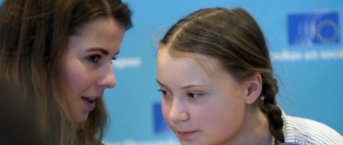 Luisa Neubauer redet auf Greta Thunberg ein