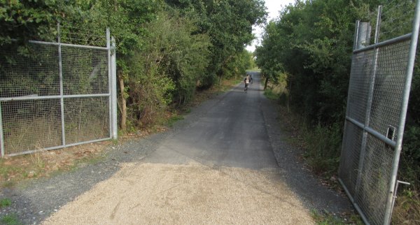 Geöffneter Durchlass und Lückenschluss im Radweg nach Rödgen